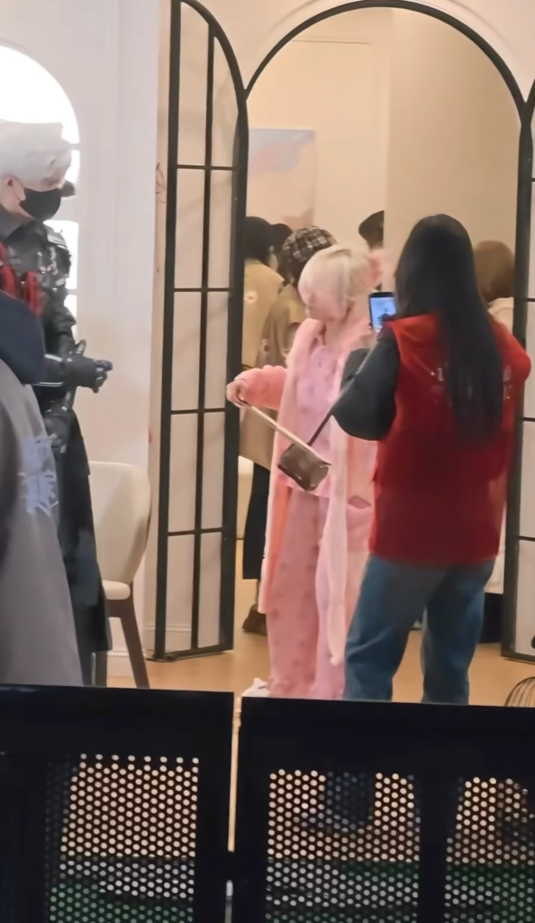 歌うビットを真似するサイラスのコスプレイヤーが私を送ってくれています 😂