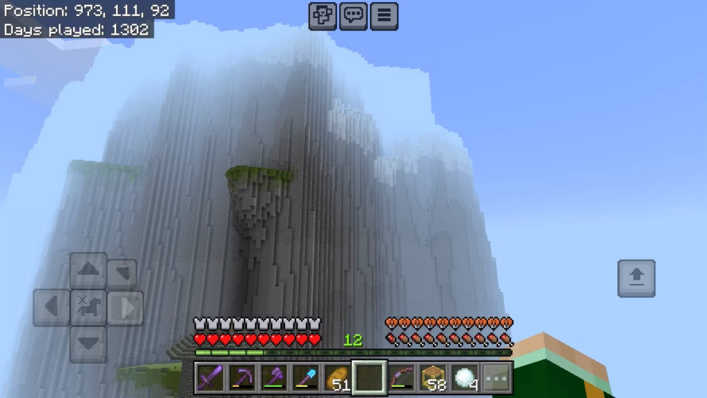 私がサバイバル世界で築いている山。