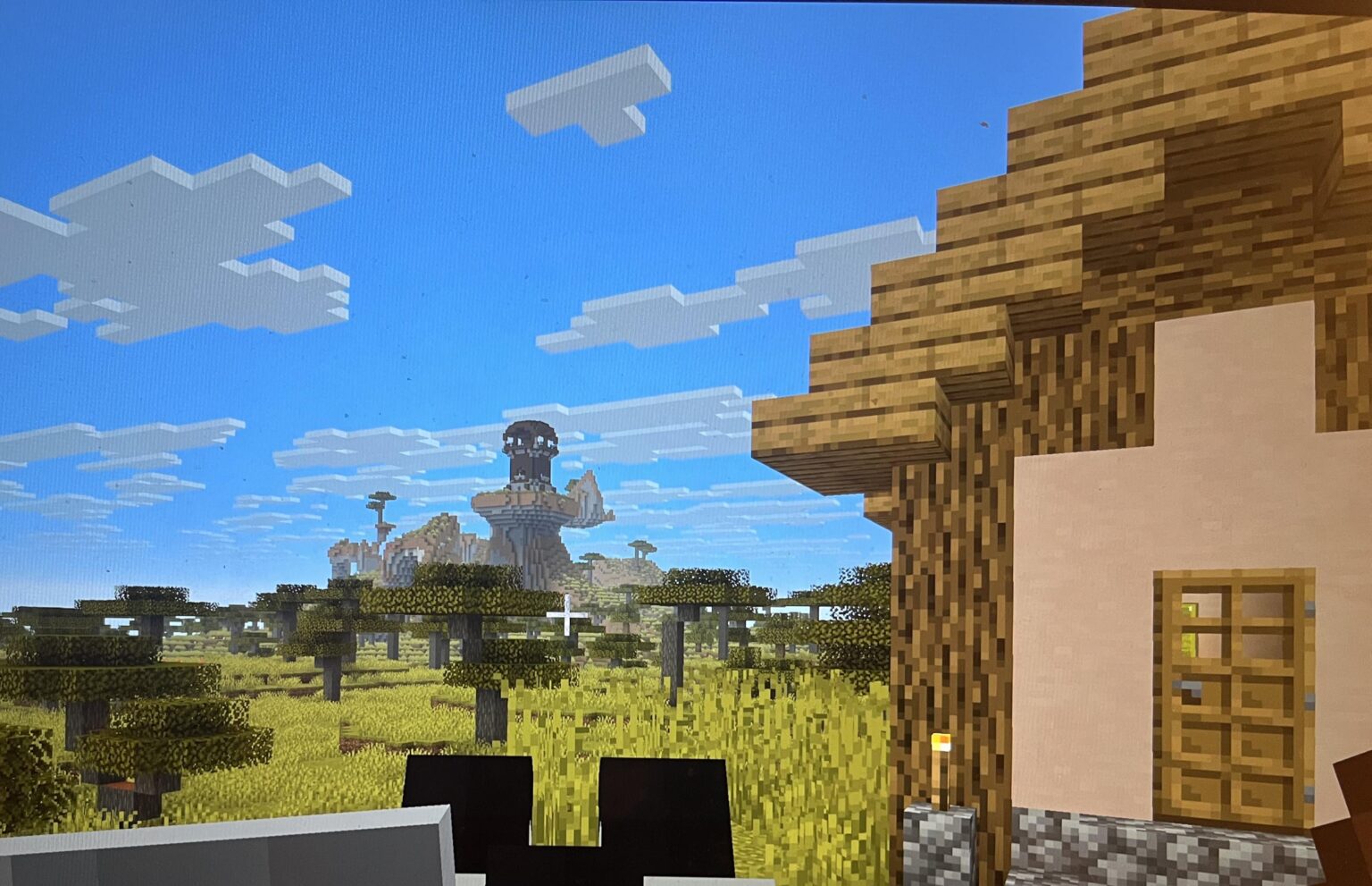 自然に村を見下ろす略奪者の前哨基地