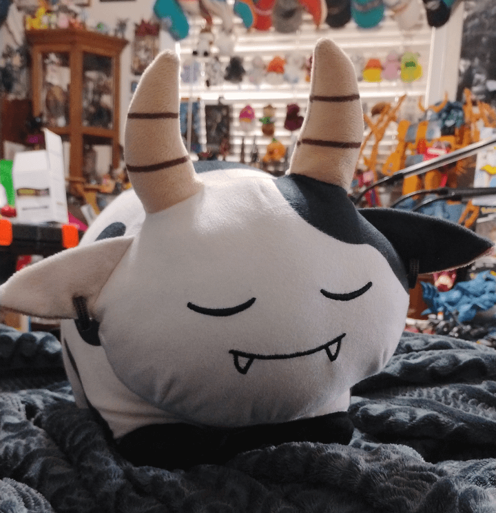 私のガールフレンドはモッツァリーナのぬいぐるみにイヤリングを付け、ガートルードと名付けました。