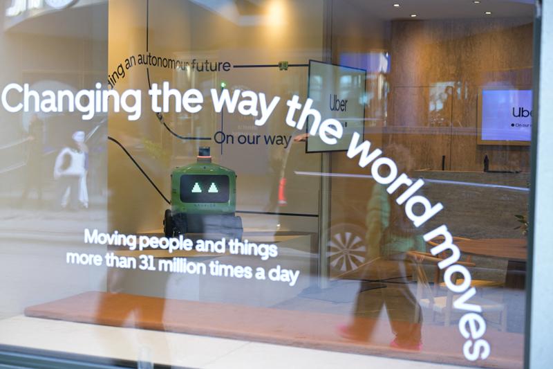 2026年1月20日、スイス・ダボスで開催された第56回世界経済フォーラム（WEF）年次総会におけるAvride配送ロボット。