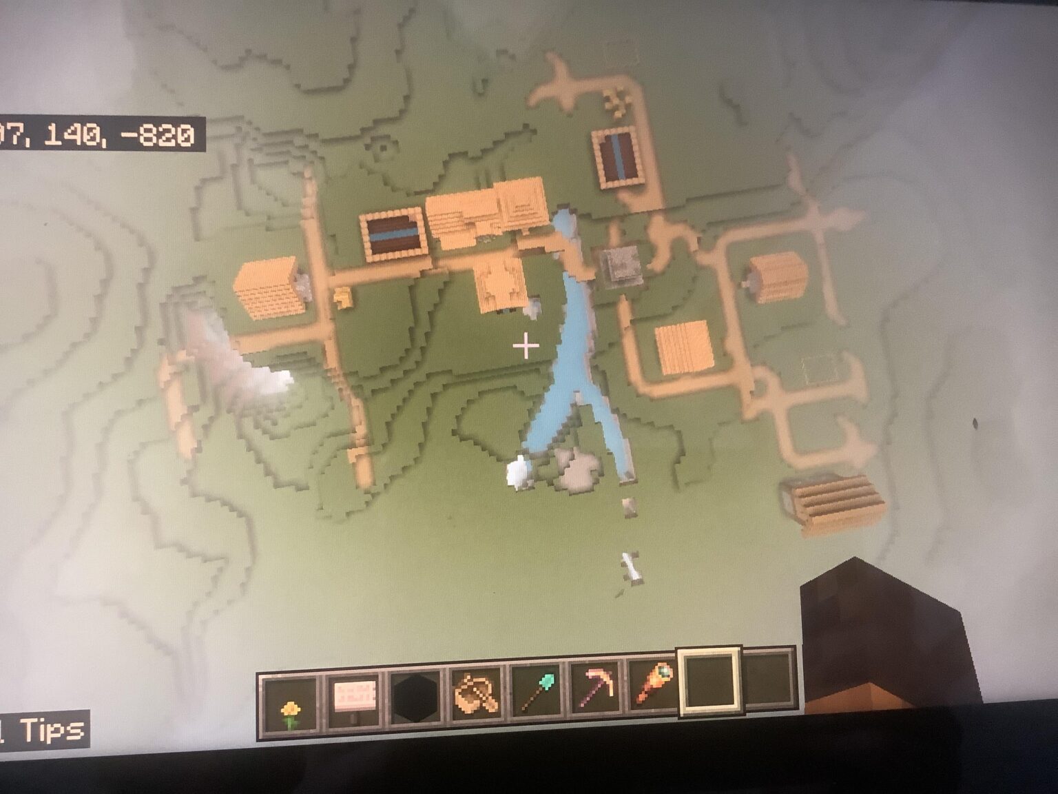 今日、とても小さな村を見つけました。家は7軒と、何もない通りがたくさんあるだけです。