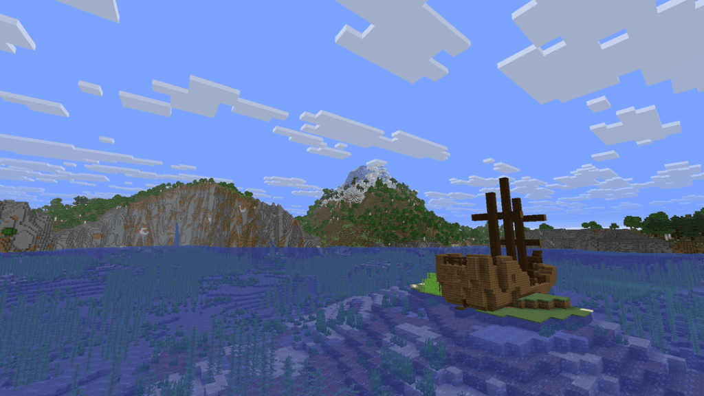 素晴らしい山に囲まれた湖の真ん中で船を見つけました