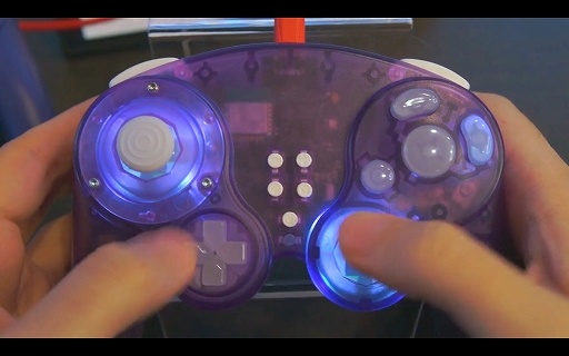 画像ギャラリー No.005のサムネイル画像 / ゲームキューブ風のサードパーティ製ゲームパッドがクラウドファンディング中。TMRジョイスティックなど最新機能を搭載し，発光設定も可能