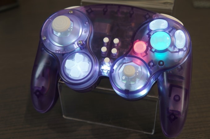 ゲームキューブ風のサードパーティ製ゲームパッドがクラウドファンディング中。TMRジョイスティックなど最新機能を搭載し，発光設定も可能