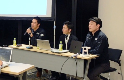 発表会の様子。右がエスマット 取締役兼上級執行役員の松生泰典氏