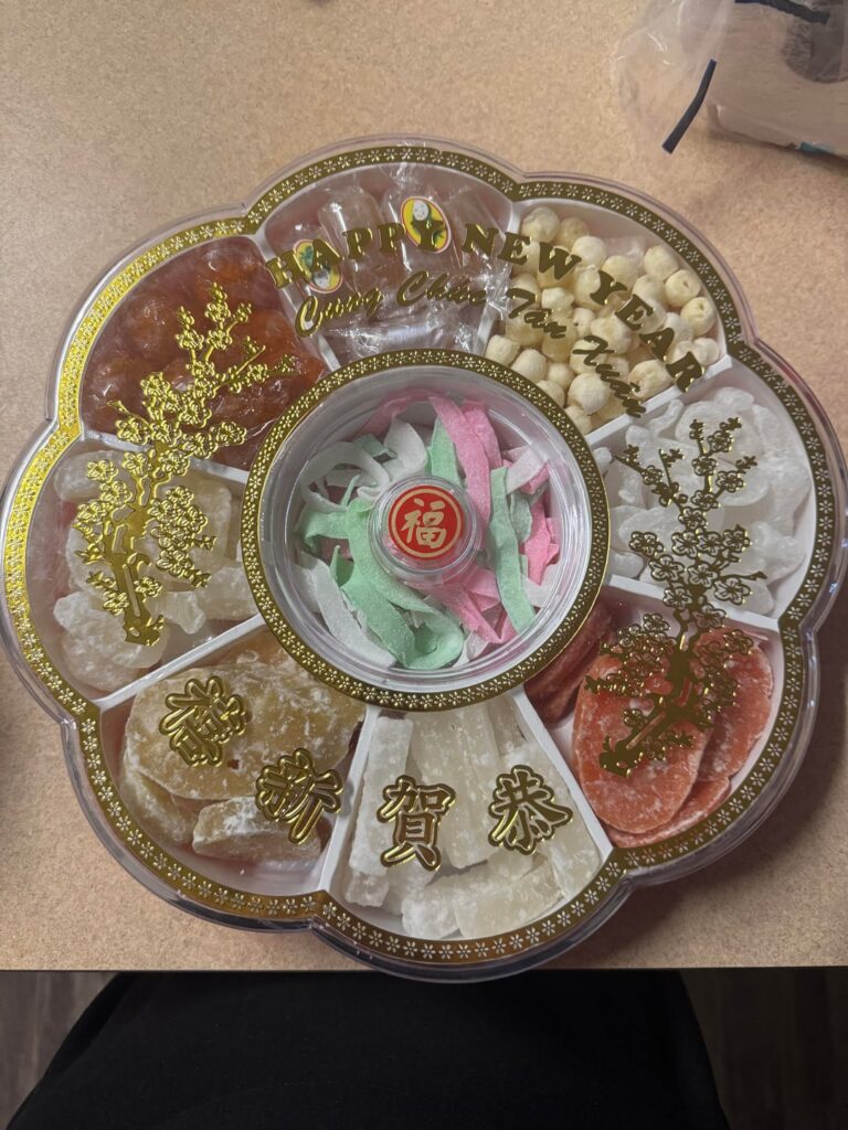 LADsは私にカレブのカードからキンカン用の旧正月キャンディーの盛り合わせを買ってきました