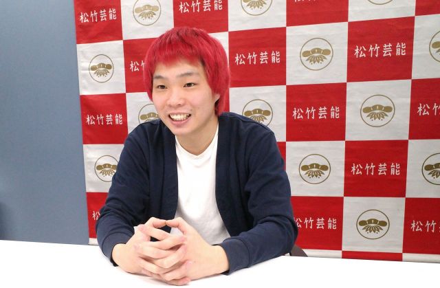 「以前の『ウチのガヤ』で披露した競馬ゲームはすでに商品化されていて、ヴィレッジヴァンガードで販売されていました。1本のゲームを作るのに時間はかかりますが、続けてきてよかったなと思いました」と話すジンバさん＝筆者撮影