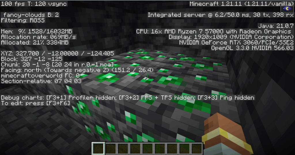 ディープスレートで 4 つのエメラルドを持つ鉱脈と、Y=-16 で 2 つのエメラルドを持つ鉱脈を見つけました。Java 1.21.11 のシードは -4347899054429635430 です。