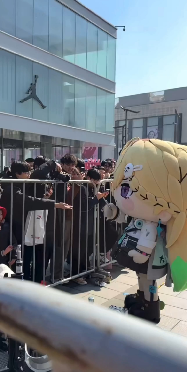 ファンを激怒させるライナのマスコット