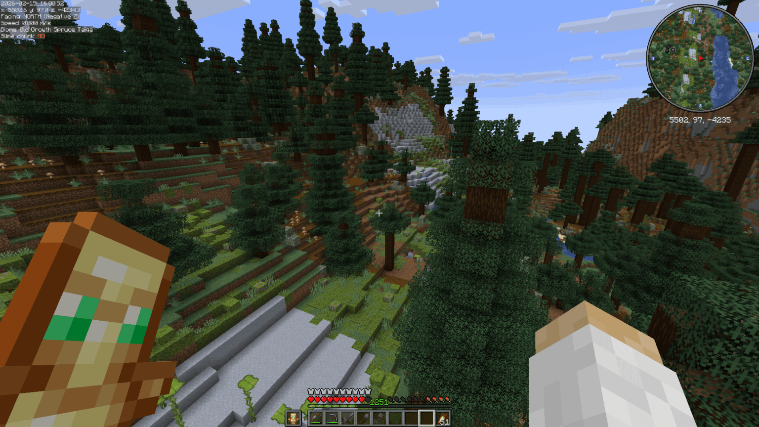 地表の緑豊かな洞窟