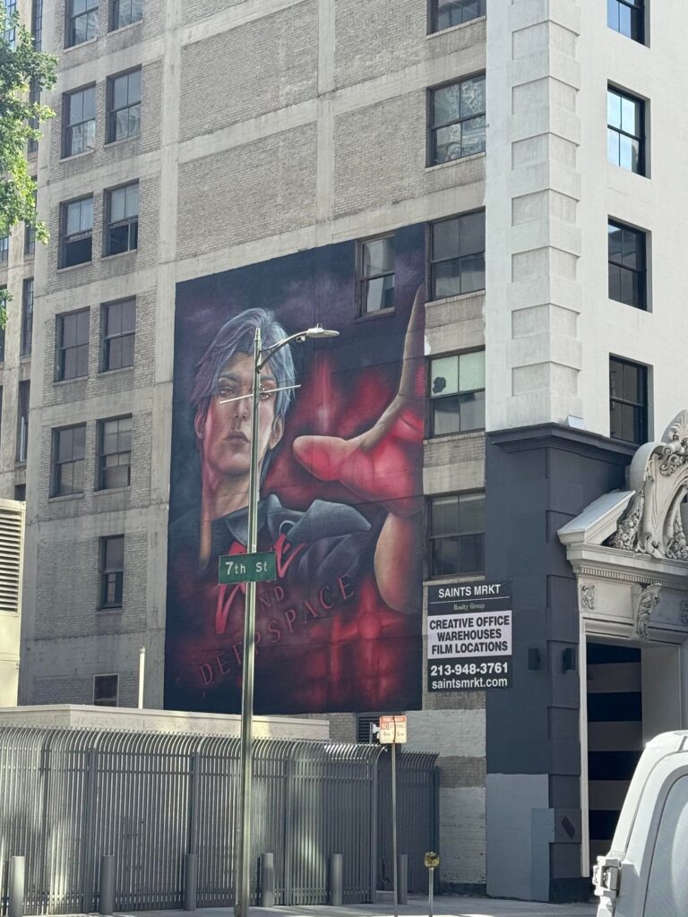 LAの7thとGrandの近くにこのサイラスの壁画を置いたのは誰ですか？ 😭