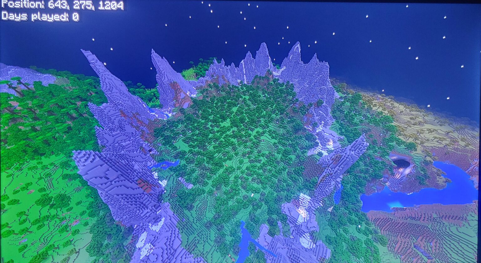 石の山に囲まれた森とその下にある 2 つの古代都市