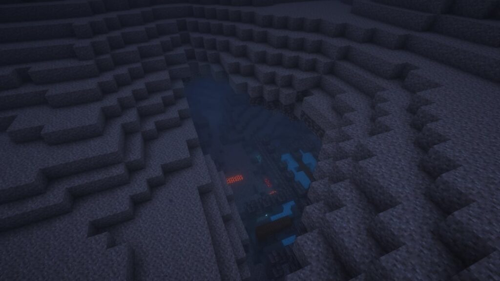 非常に深い湖で、その下には部分的に浸水して露出した古代都市がある