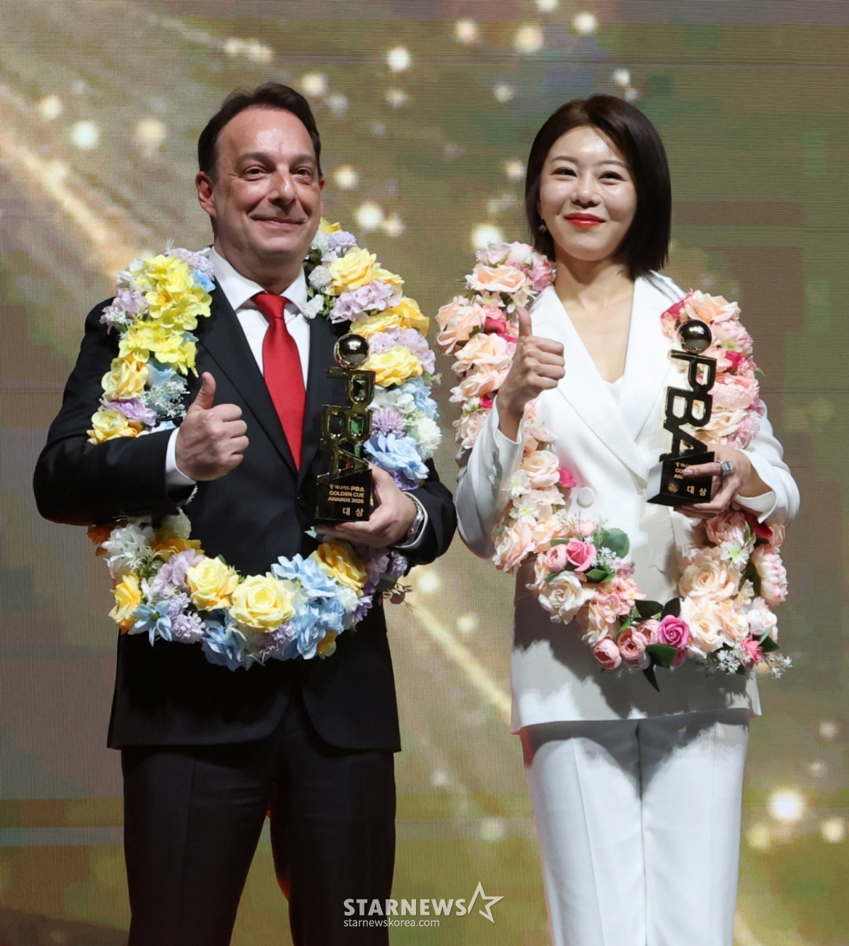 PBA大賞受賞者のサンチェス(左)がLPBA大賞受賞者のキム·ガヨンと一緒に記念撮影をしている。 /写真=キム·ジンギョン待機者