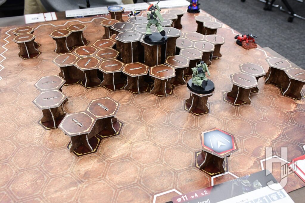 【試遊レポート】「GUNDAM ASSEMBLE（ガンダムアッセンブル）」試遊で感じた特徴をピックアップしてご紹介！「タイムライン」と行動による「コスト」の判断がカギとなる戦略ミニチュアゲーム【2026年10月発売】 – Hobby JAPAN Web