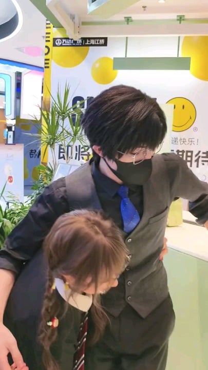 このゼインのコーザーは、ジャスミンの女の子にプリンセスを抱かせました、