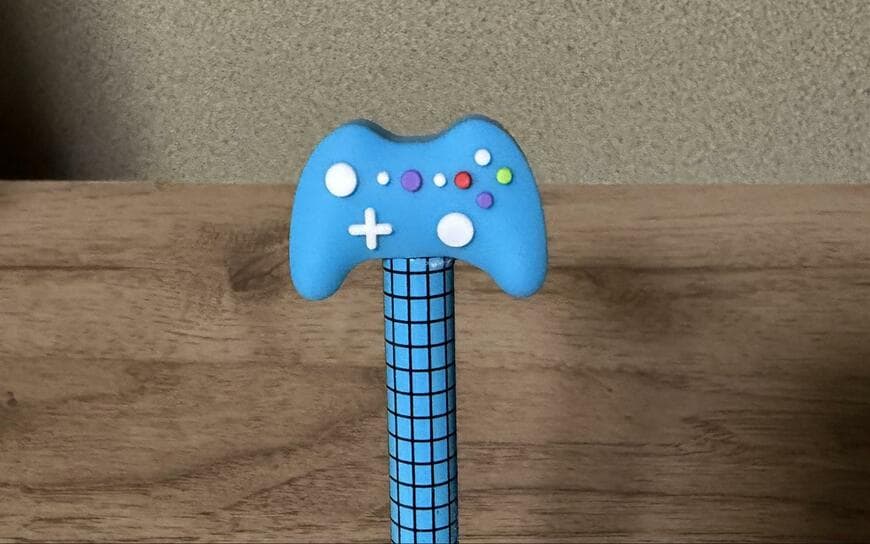 代替キャプ：ダイソー、デザインボールペン（ゲームハンドル型）の画像