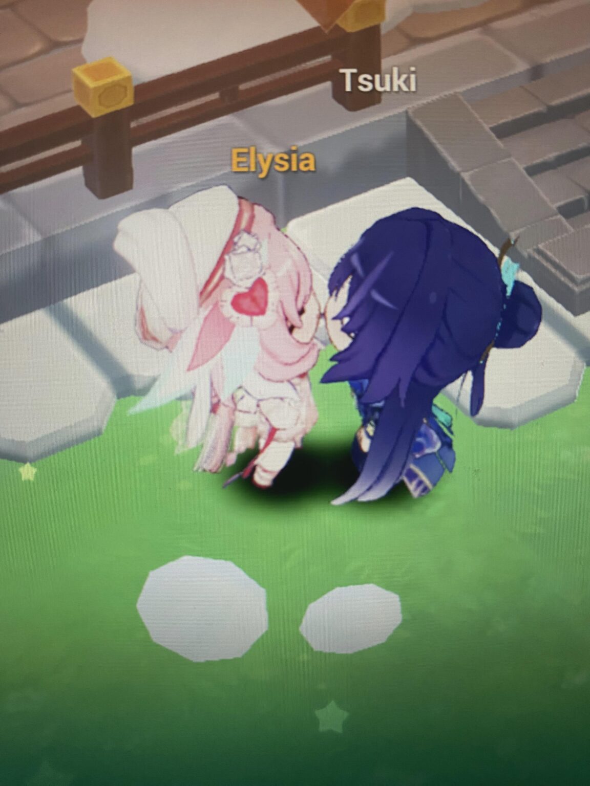 誰かメイを隠して！キアナが来ますが、彼女は不満です!