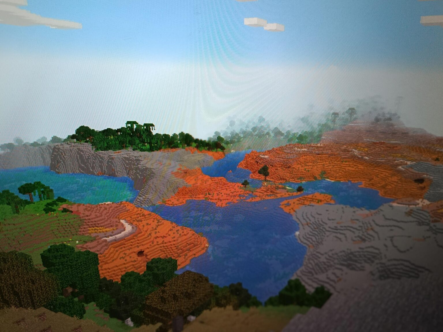 ユニークなバイオーム遷移を持つこの素晴らしいスポットを見つけました。バッドランズのオレンジ色の砂浜が、緑豊かなジャングルと巨大なストーニー ピークスと衝突し、すべて美しい海岸湾を囲んでいます。メガベースに最適！シード: -5890996104275672573 バージョン: Java 1.21 (地形は Bedrock と互換性があります)