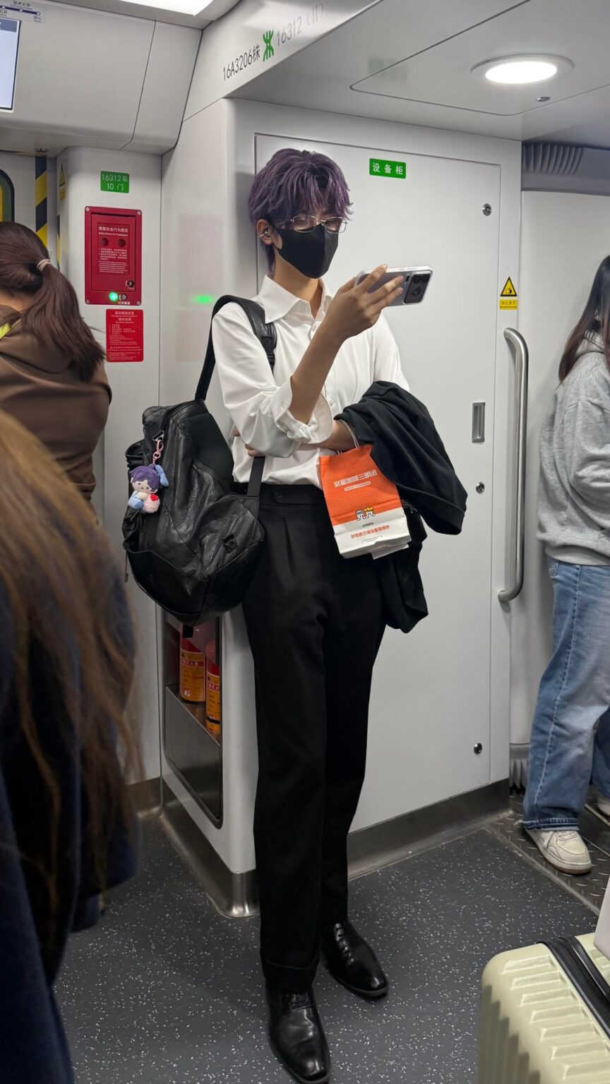 地下鉄で魚を見ました。