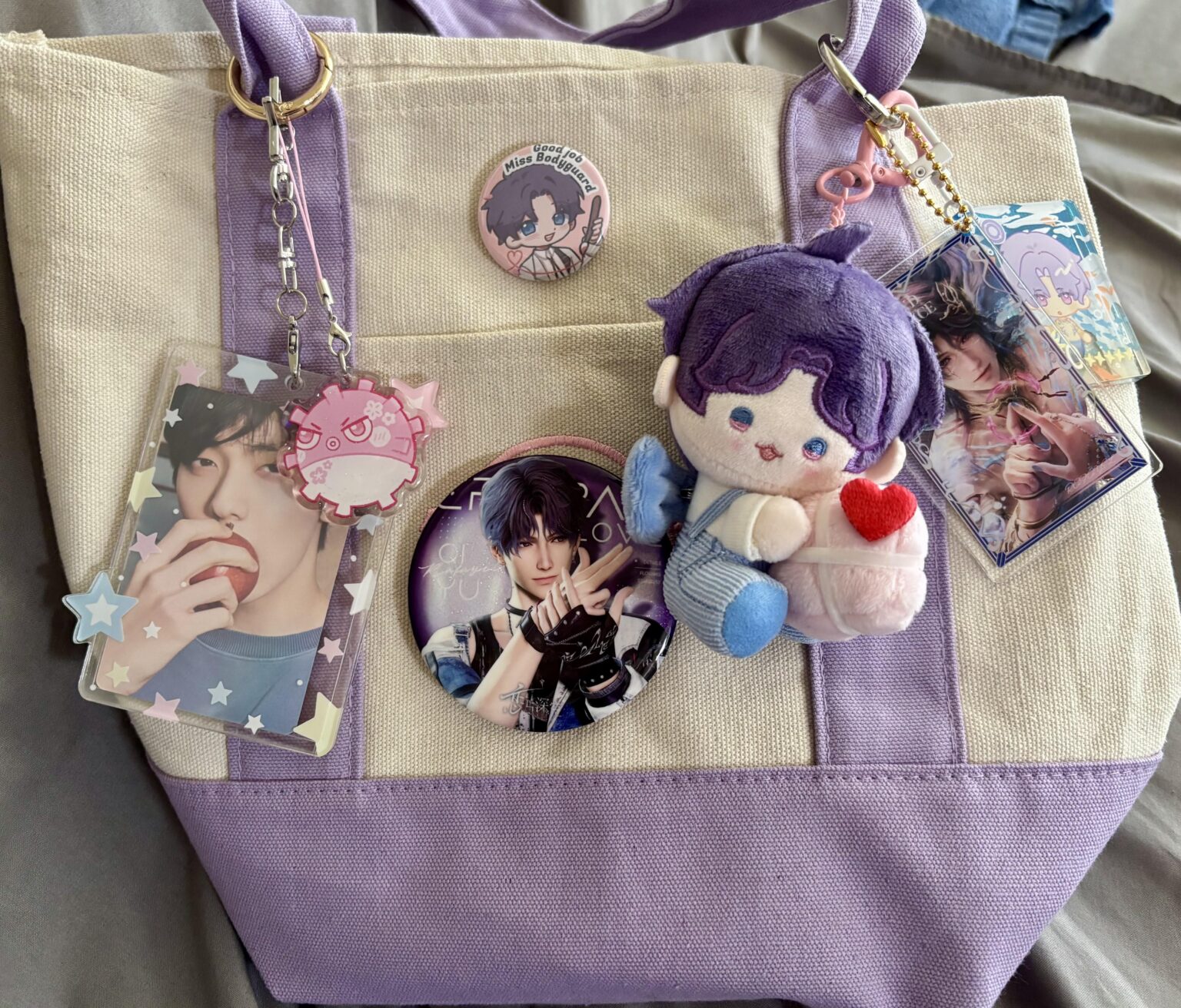 このかわいい小さな紫色のトートバッグを手に入れました、そしてそれは私の魚のアクセサリーに最適です！