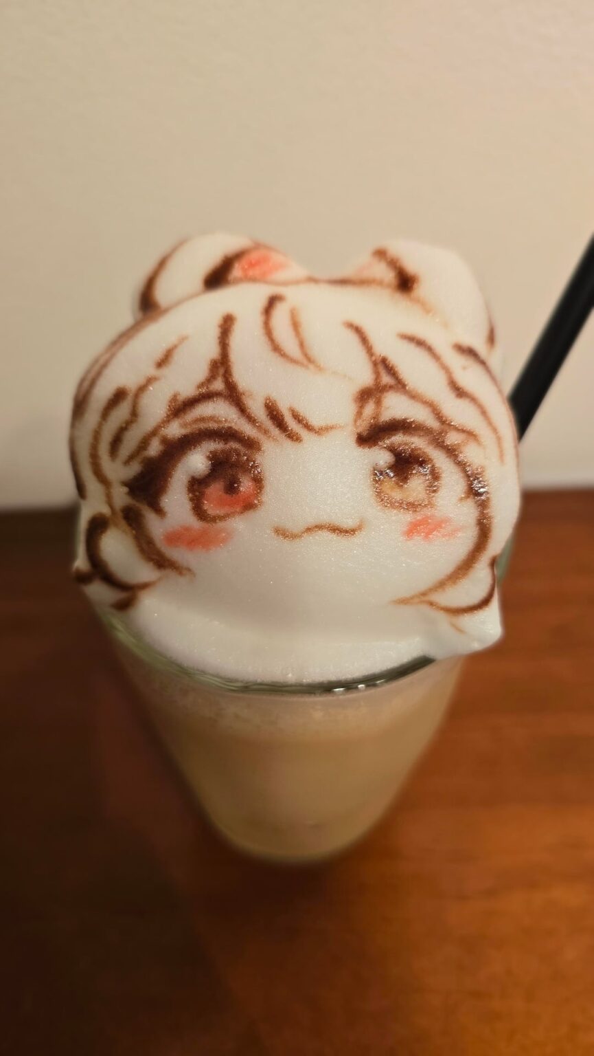 私は地元の日本のコーヒーショップにいます、そして彼らは私に最も甘いミルクティーを作ってくれました