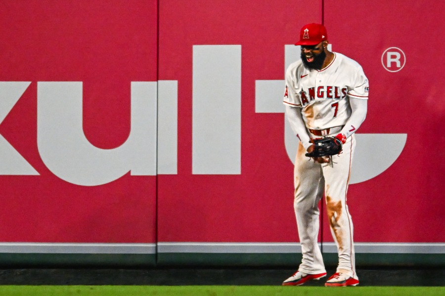 2本目のHRキャッチをしたエンゼルスのジョー・アデル【写真：ロイター】