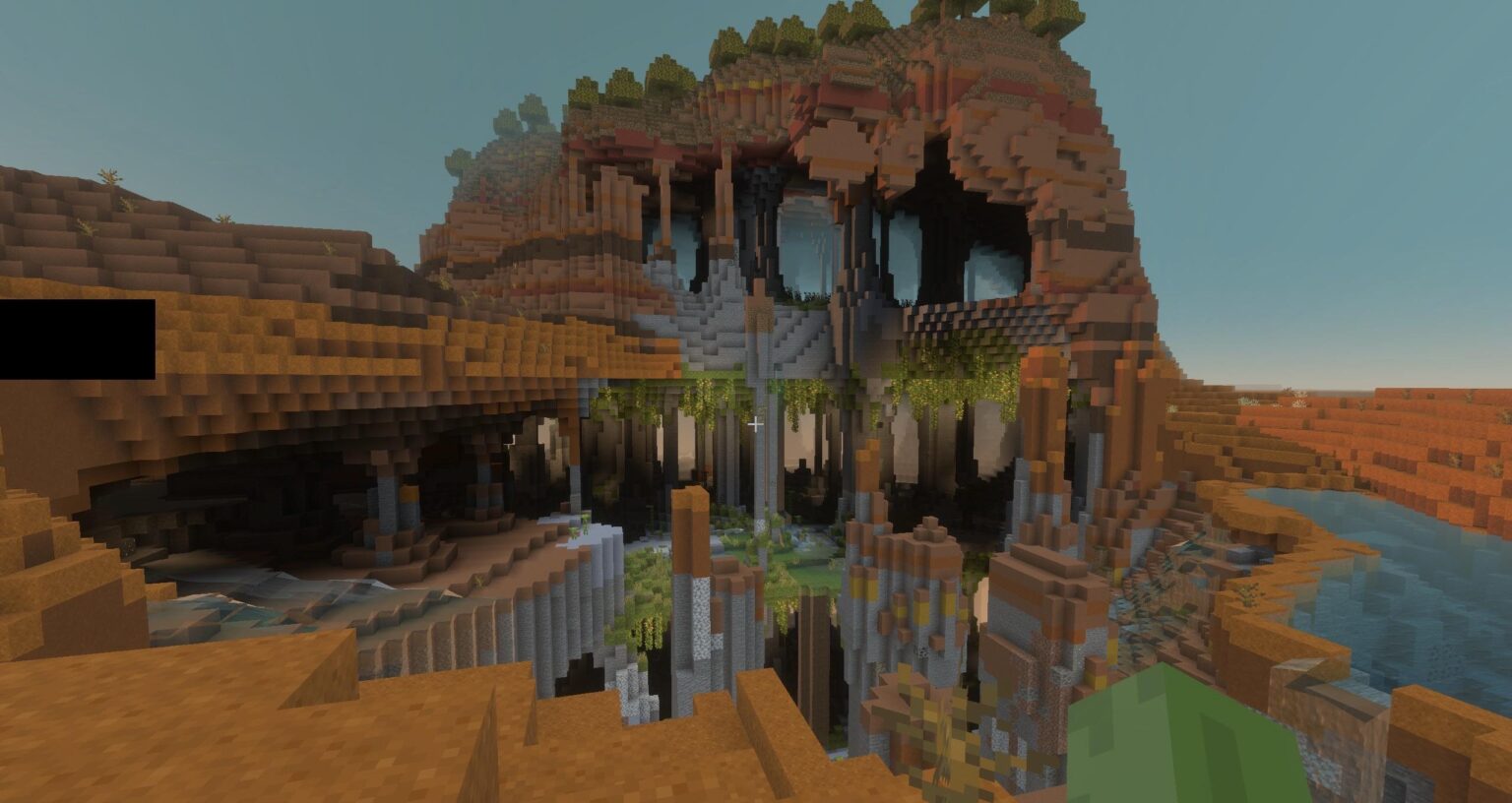 バッドランズ バイオームにある 3 階建ての緑豊かな洞窟