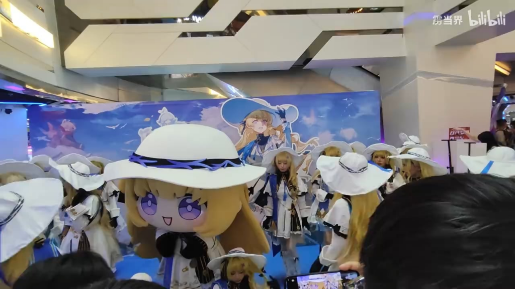 チャレンジャーがカメリア（フィービー・マスコット）の王位を奪うために出てきた