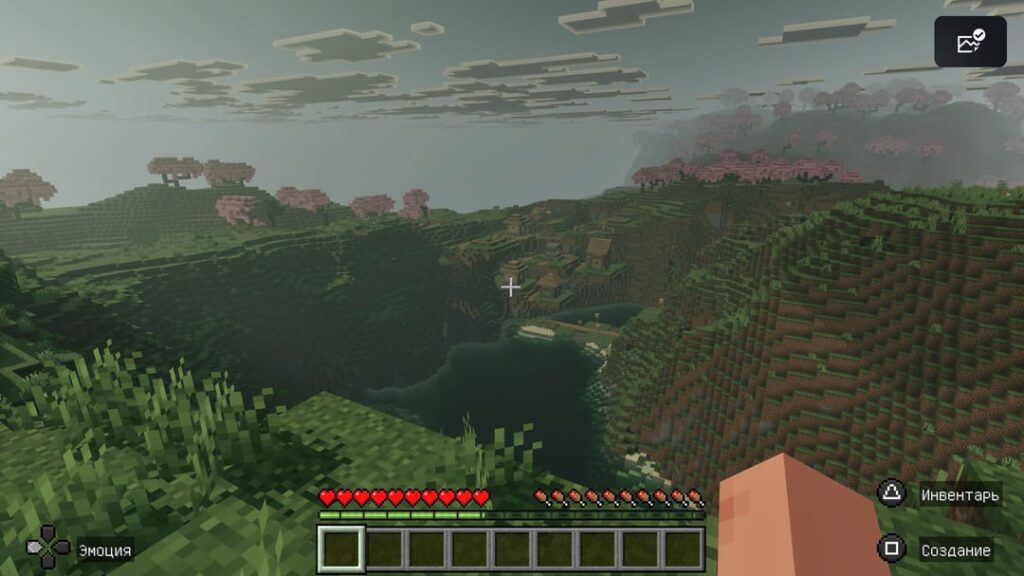 桜の木立に囲まれた峡谷の村