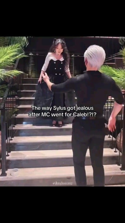 ケイレブがMCにハグされるのを見てるサイラス💀💀