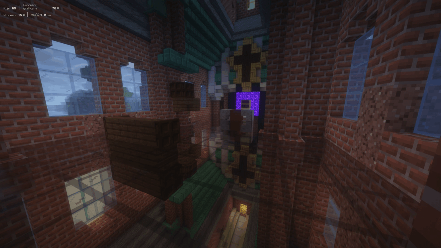 鏡張りのチャペルのインテリア