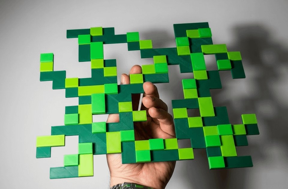 誰かが壁に Minecraft のつるを描いているのを TikTok で見たので、自分の部屋用にモジュール式のつるを 3D プリントしてみました。