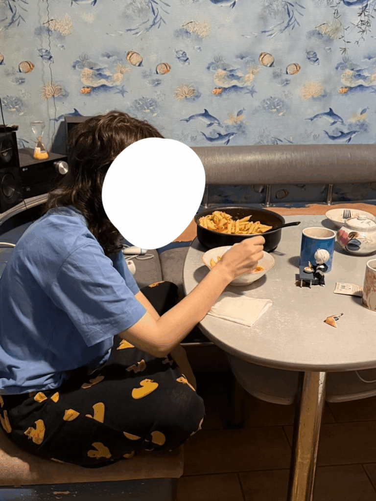 パスタは厳密に言えば単なる短い麺なので、ケビン・カスラナと一緒に麺を食べたことを公式に発表できることを誇りに思います :D