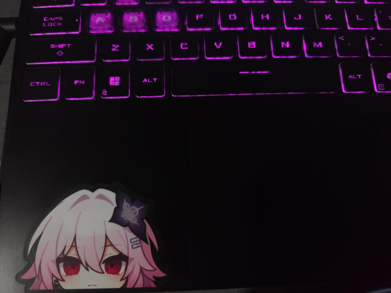 誰かが私のラップトップから覗いています