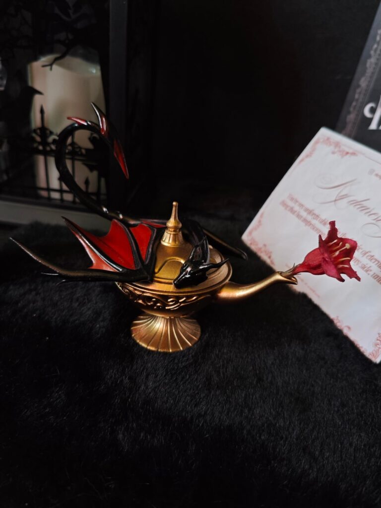 チョウセンアサガオが満開だったので摘んでシルスの祠を作りました