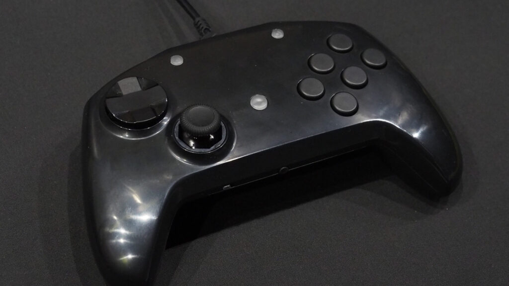 こいつ軽いぞ!?格ゲー特化のそぎ落としたゲームパット「OMNI 6」がいち早くGRAPHTブースで試遊できるぞ【EVO Japan 2026】 | 【公式】Leveluplogy
