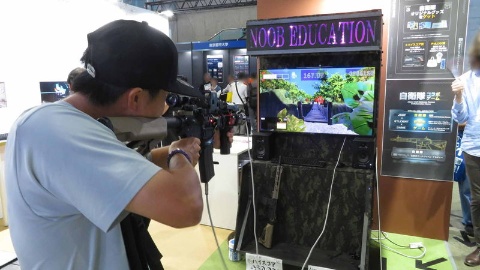 順番待ちの列ができるほどの人気を集めていた『NOOB EDUCATION』。ガンコントローラーの見た目も銃声も実にカッコイイ