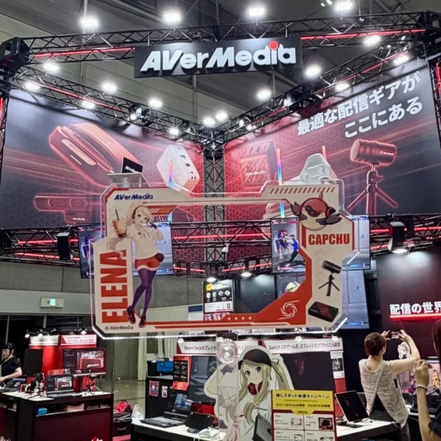 ELENAをあしらったフォトプロップスとAVerMediaブースの展示風景