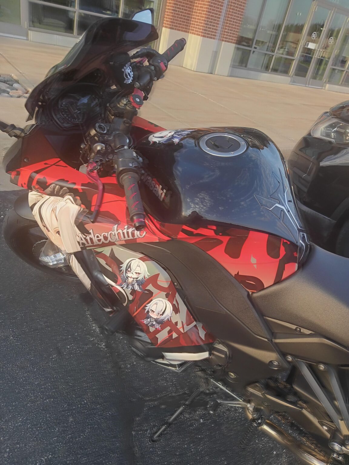 私が外にいる間に誰かがアルレッキーノのバイクを持っていました